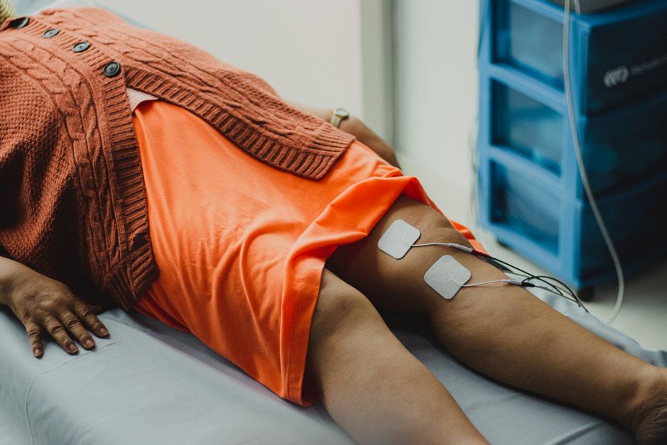 발 패드형 EMS 종아리 마사지기 사용 모습