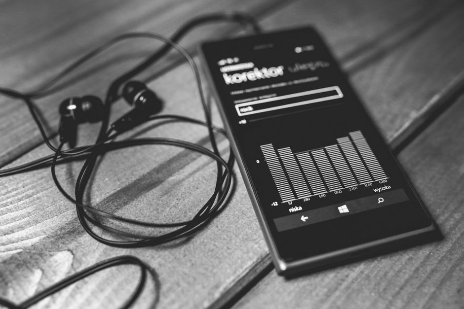 블루투스 이어폰과 연결된 소형 휴대용 MP3 플레이어
