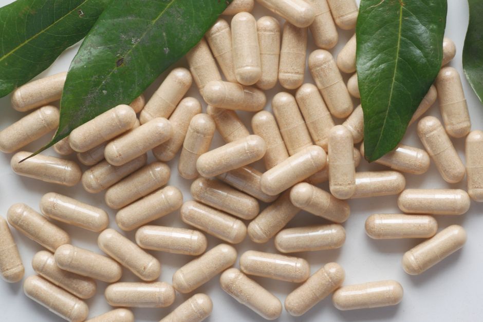 남성 활력 건강기능식품 캡슐과 천연 허브 원료