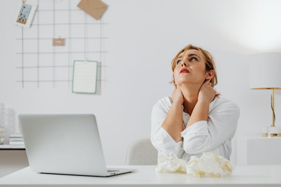사무직 여성이 목 통증으로 뒷목을 짚고 있는 모습