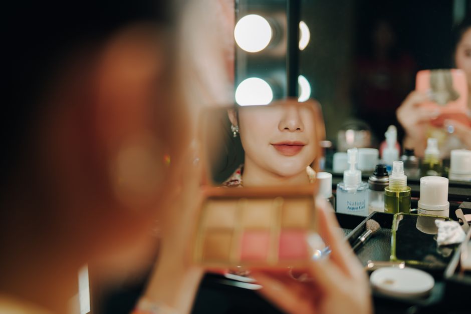 깨끗하고 탄력 있는 피부의 여성 얼굴 윤곽